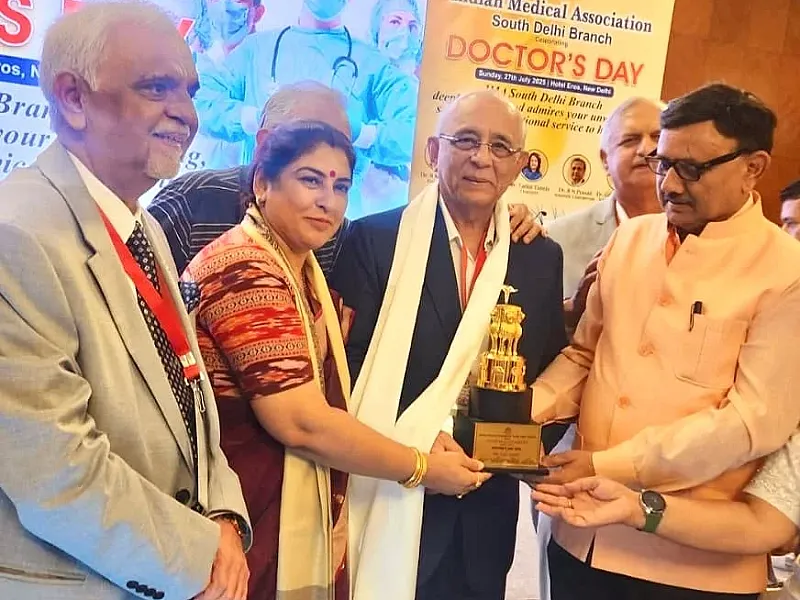 On the occasion of Doctor’s Day, Dr. Hans was honoured by Shri Ramvir Singh Bidhuri (MP), Dr. Anil Goel (MLA, Krishna Nagar), and Smt. Yogita Singh (Chairperson, Central Zone, MCD) at the Indian Medical Association, South Delhi Branch.	